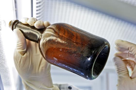 Münchener Forscher haben die Rezeptur des 175 Jahre alten Bieres entschlüsselt. Ein Lebensmittelchemiker hat sogar einen Schluck getrunken. Sein Fazit: Unangenehm sauer und salzig.