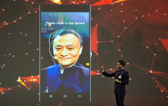 Jack Ma, Gründer des Onlinehändlers Alibaba, präsentierte zu Beginn der CeBIT eine Gesichtserkennung für das Smartphone, die das Passwort beim Onlinekauf ersetzt. 