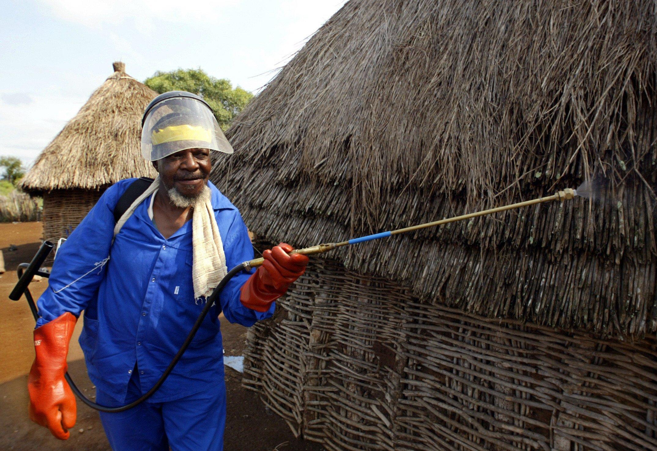 Ein Gesundheitsarbeiter besprüht im April 2003 eine Wohnhütte in einem Malariagebiet in Südafrika mit dem Insektizid DDT. 