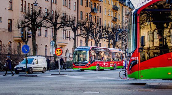 Auf der Linie 73 fahren nun acht Hybrid-Elektrobusse 7900 von Volvo. Im Vergleich zu herkömmlichen Bussen verbrauchen sie 60 Prozent weniger Energie. 