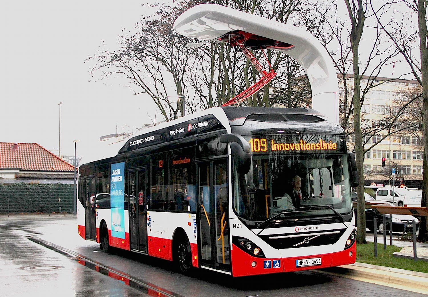 In der Hamburger Innenstadt fährt der Elektro-Hybridbus 7900 von Volvo. Die Ladestationen von Siemens haben eine Ladekapazität von bis zu 300 Kilowatt. 