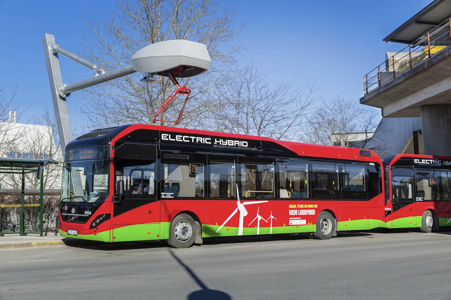 An den Endhaltestellen hält der Busfahrer unter den Ladestationen von Siemens. Ein Ladearm senkt sich und lädt den Akku in sechs Minuten auf. 