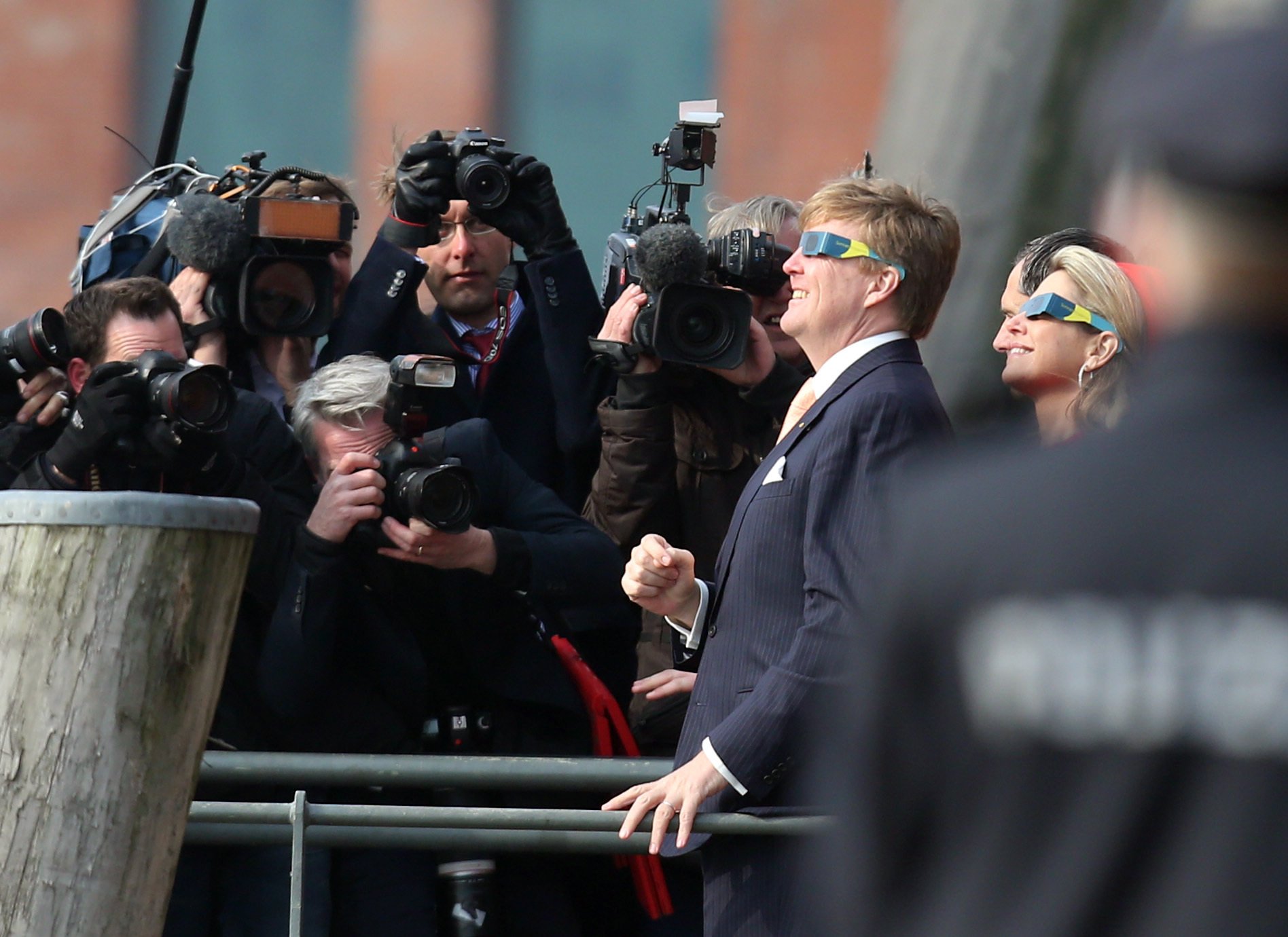 Zu Gast in Norddeutschland: Mit Spezialbrillen betrachten Königin Maxima und König Willem-Alexander der Niederlande in Hamburg die Sonnenfinsternis. 