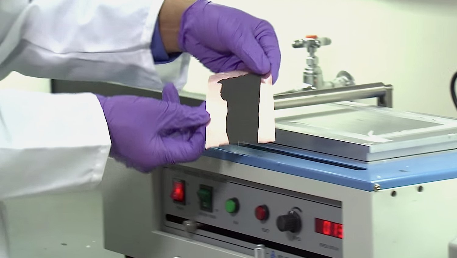 Die dünnen Kohlenstoffplatten lassen sich zu Batterie-Anoden weiterverarbeiten. Dank ihrer Oberflächenstruktur speichern sie bis zu 15 Prozent mit Lithium-Ionen als Graphit-Elektroden.