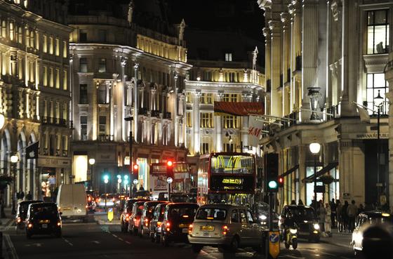 Abendverkehr in der Regent Street in London: Forscher stehen vor dem Dilemma, dass autonom fahrende Autos bei einem Unfall Entscheidungen treffen müssen, die Menschenleben kosten können.