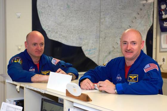 NASA-Astronaut Scott Kelly (l.)  fliegt für ein Jahr zur ISS, sein Zwillingsbruder Mark bleibt auf der Erde. Die beiden Zwillinge sind genetisch fast identisch, so dass die NASA erforschen will, welchen Einfluss der Aufenthalt im Weltall im Detail auf den Körper des Menschen hat.<strong> </strong>