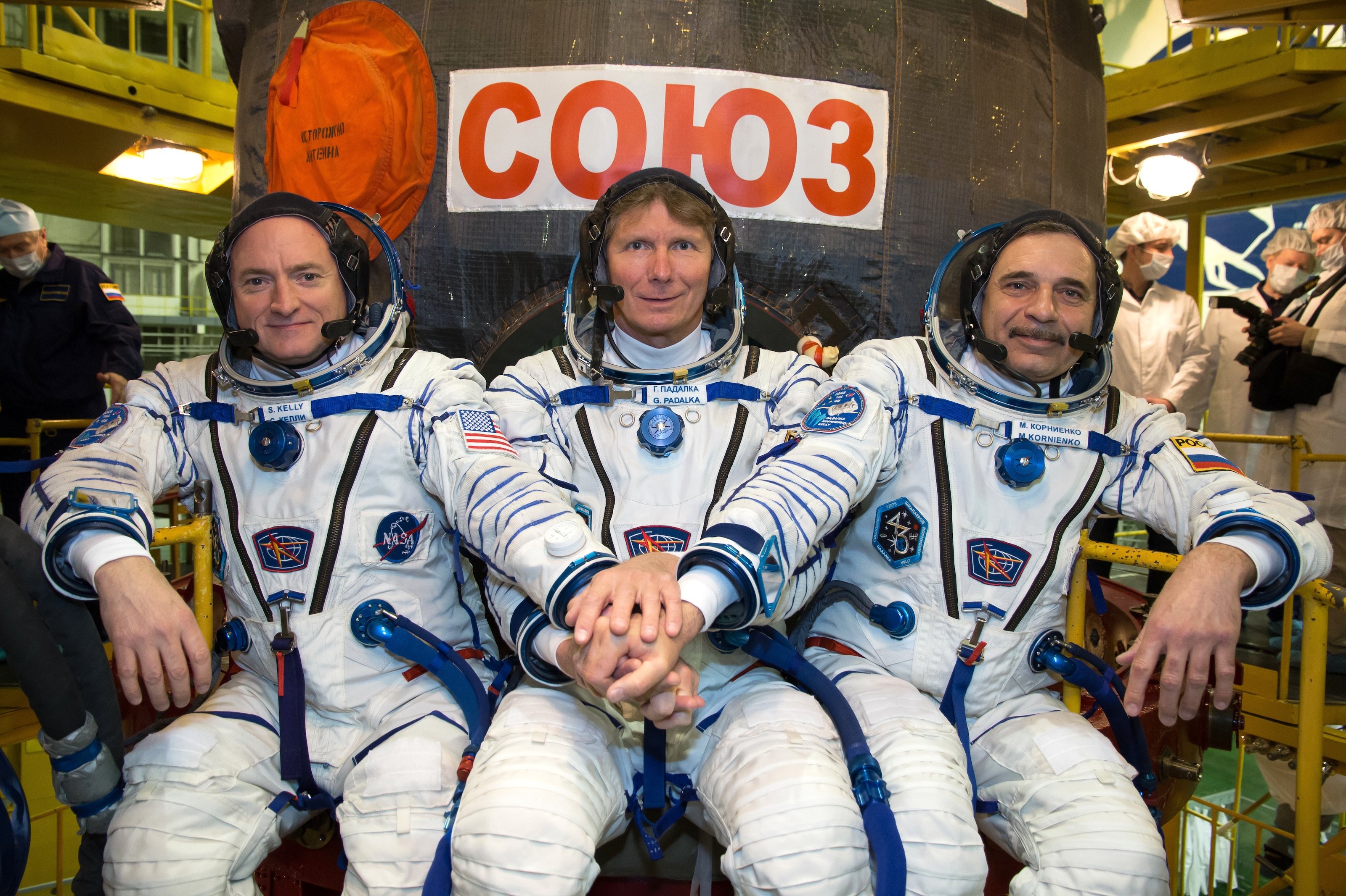 Anprobe der Raumanzüge: Die Astronauten der Expedition 43 zur ISS haben vor der Sojus-Kapsel Platz genommen, die für den Flug zur Internationalen Raumstation im Weltraumzentrum in Baikonur noch einmal technisch überprüft wird. Von links: NASA-Astronaut Scott Kelly und die russischen Kosmonauten Genadi Padalka und Michail Kornienko.