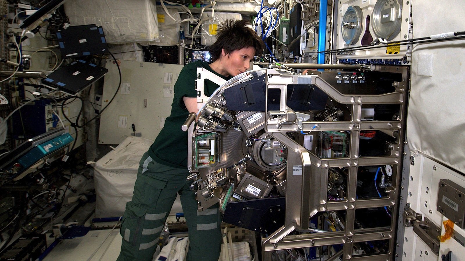 Astronautin Samantha Cristoforetti bereitet auf der Internationalen Raumstation ISS das Biolab für das Experiment Triplelux-B vor. Dabei werden Zellen der Miesmuschel der Schwerelosigkeit ausgesetzt, um die Veränderungen ihres Immunsystems zu untersuchen.