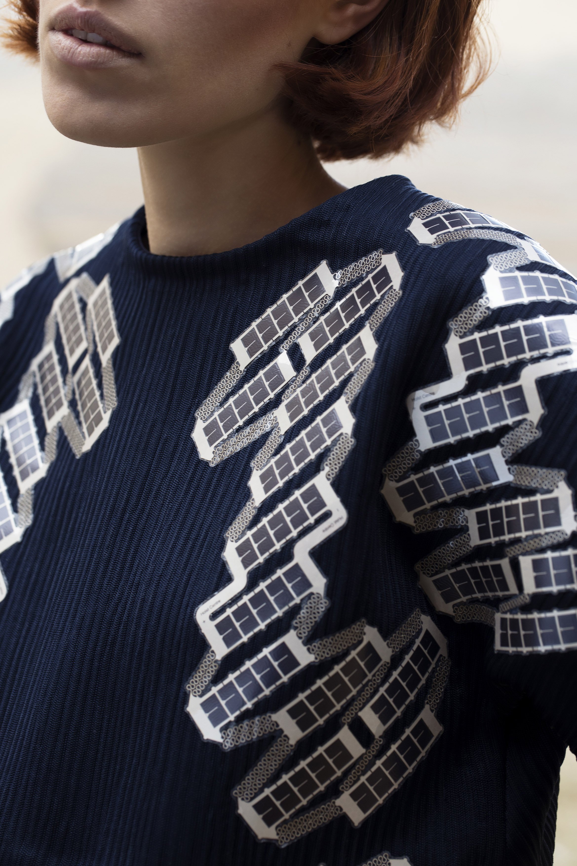 120 Solarfolien sind in das Shirt eingebettet und können über einen USB-Anschluss Strom an Geräte wie Navis, MP3-Player und Smartphones abgeben.