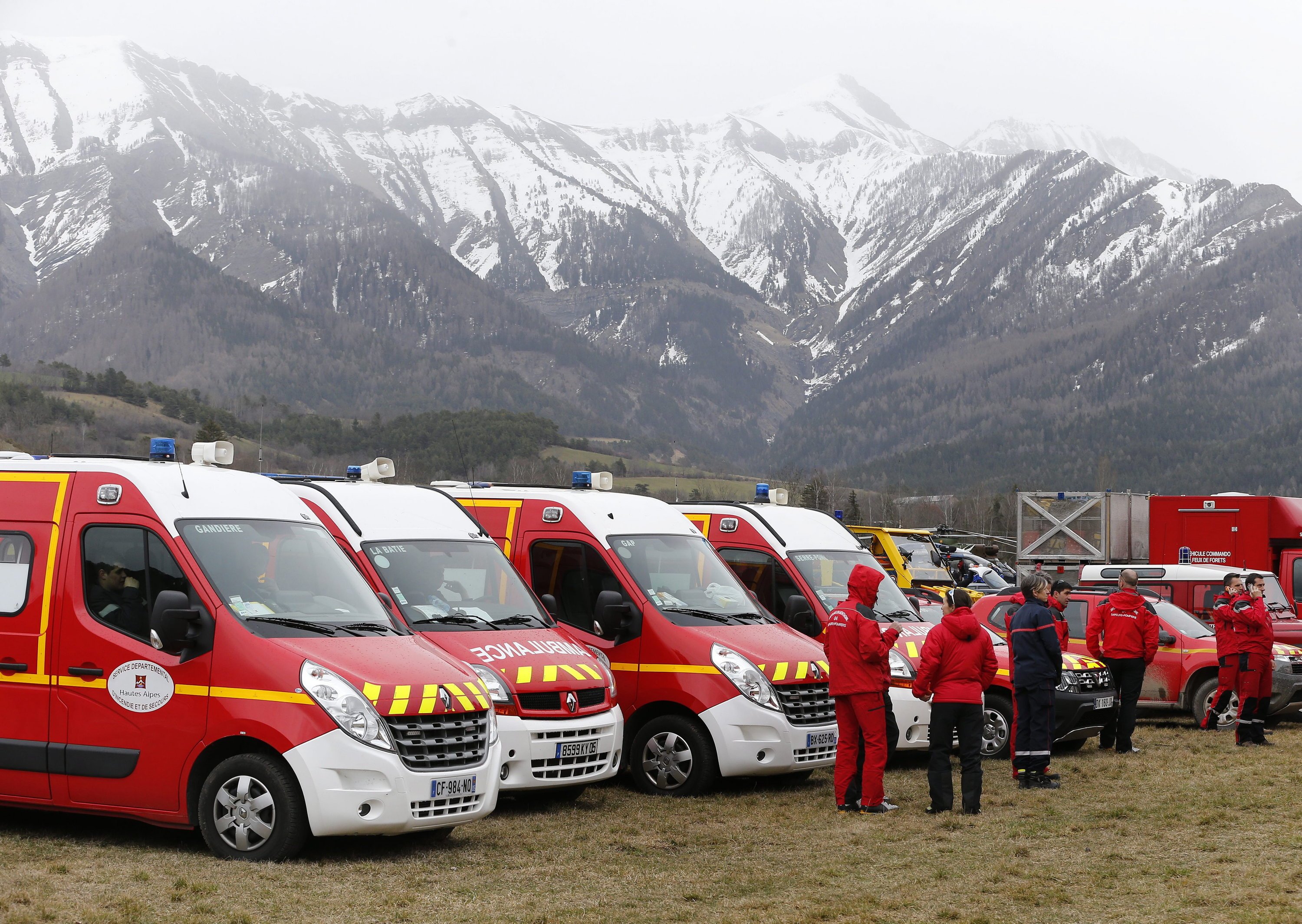 Rettungswagen in Seyne les Alpes. Zum Unglücksort vordringen können sie nicht. Nur Helikopter können Suchkräfte über dem unwegsamen Gelände abseilen. 