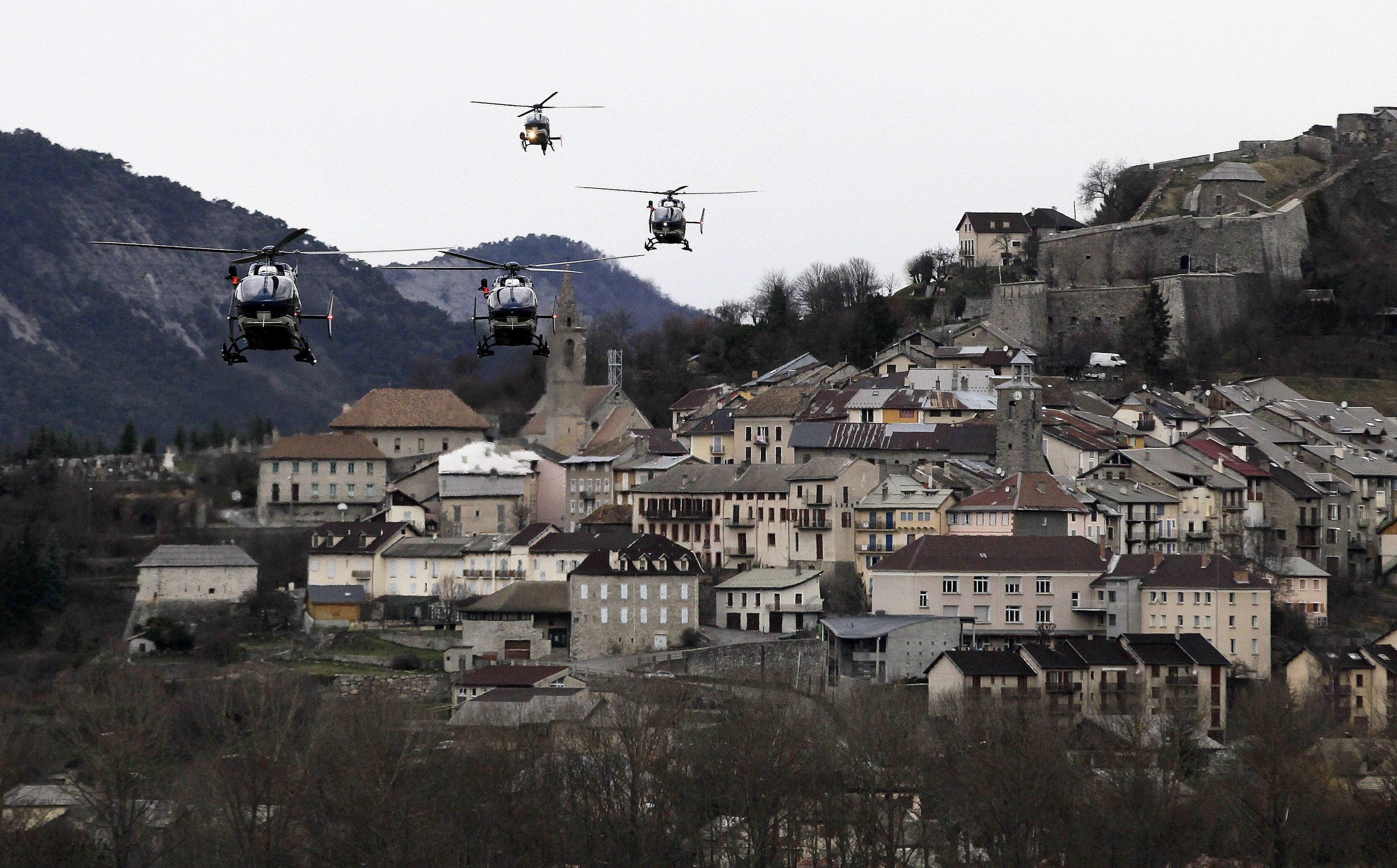 Helikopter der französischen Gendarmerie und Rettungskräfte fliegen über Seyne-les-Alpes zu der Absturzstelle der Airbus-Maschine.