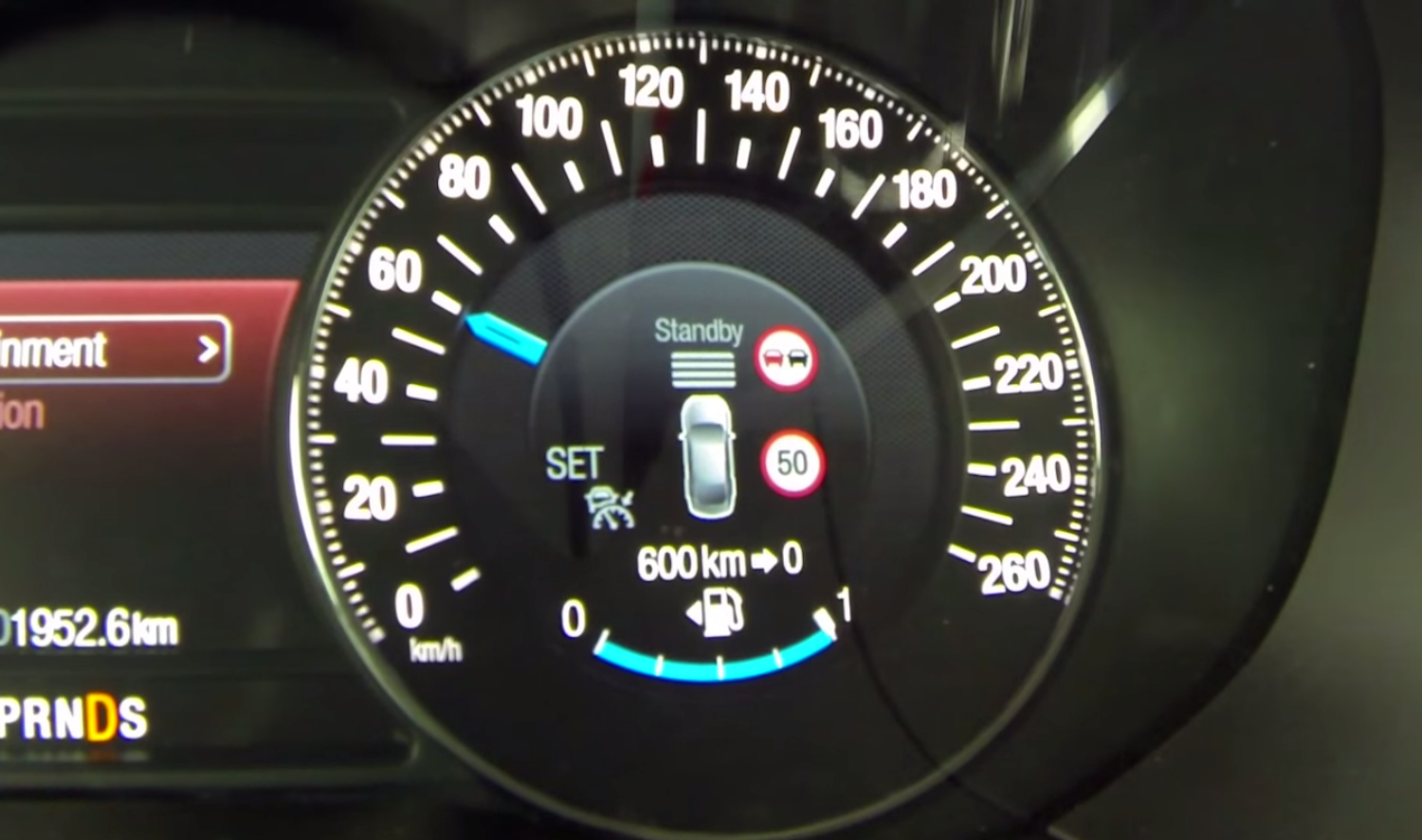 Sobald der Boardcomputer ein Temposchild erkennt, erscheint es als Symbol auf dem Tacho. Der Fahrer kann die Tempodrosselung aufheben, indem er das Gaspedal durchdrückt. 