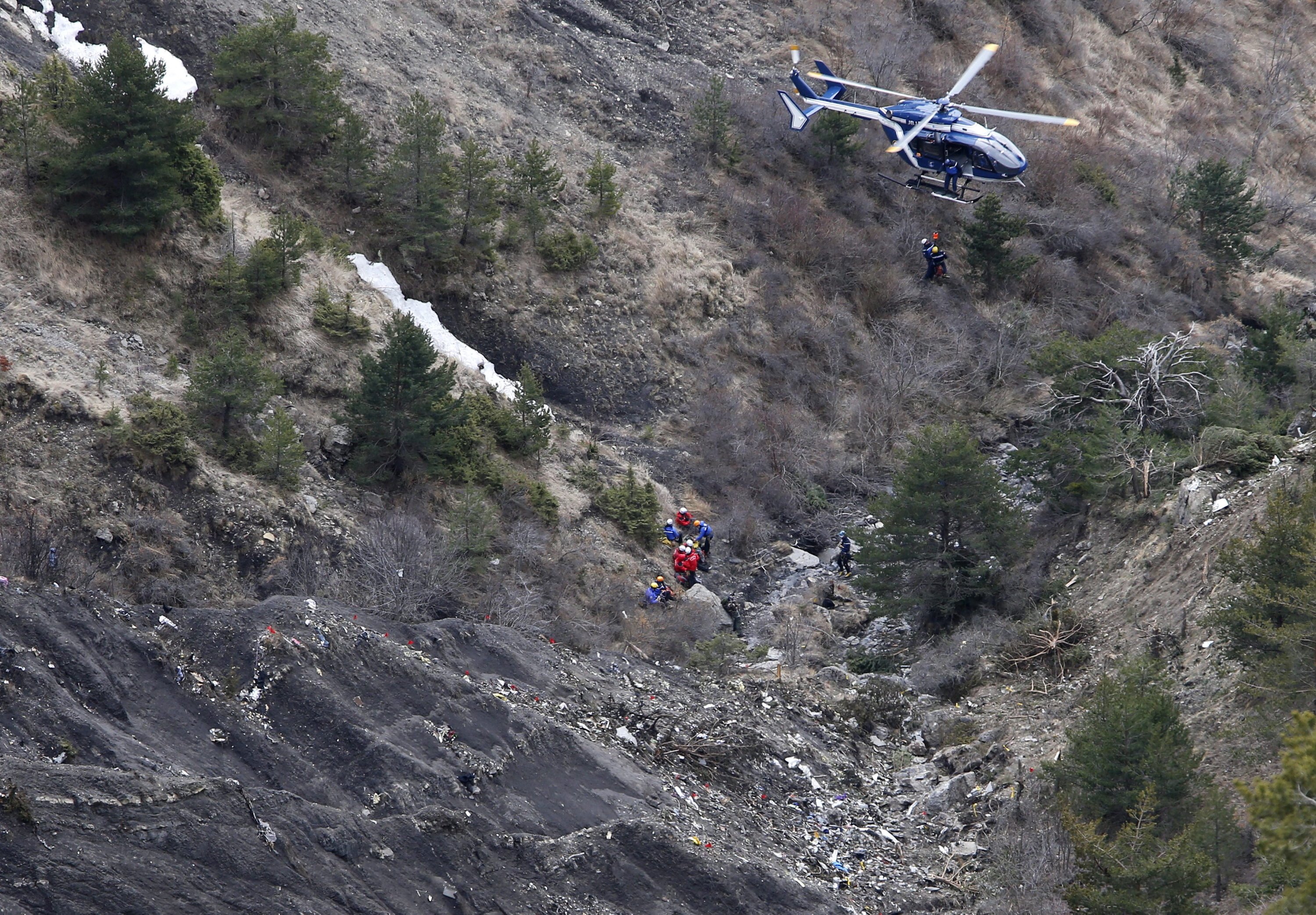 Hubschrauber an der Absturzstelle des Airbus A320 in den französischen Alpen: Der Co-Pilot hat das Flugzeug bewusst auf Sinkflug gebracht und gegen einen Berg gesteuert.