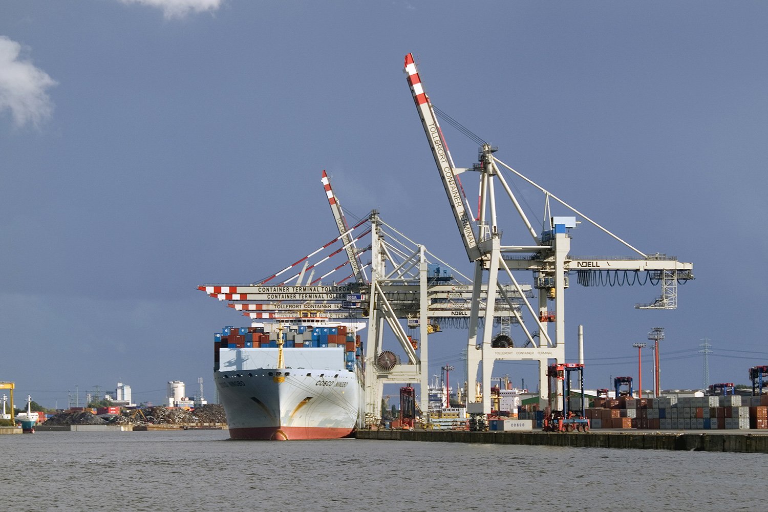 Containerschiff im Hamburger Hafen: Die regelmäßige Wartung kostet Zeit und Geld. Wird das Getriebe drahtlos überwacht, sinkt der Instandhaltungsaufwand.