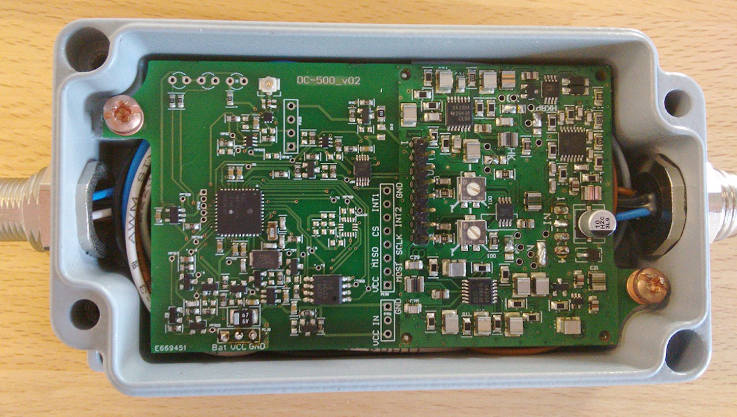 Das Messsystem: Ein robustes Metallgehäuse schützt die Elektronik vor Schmutz und Salzwasser. Der Mikrocontroller im Inneren berechnet die Kennwerte für die Zustandsdiagnose.