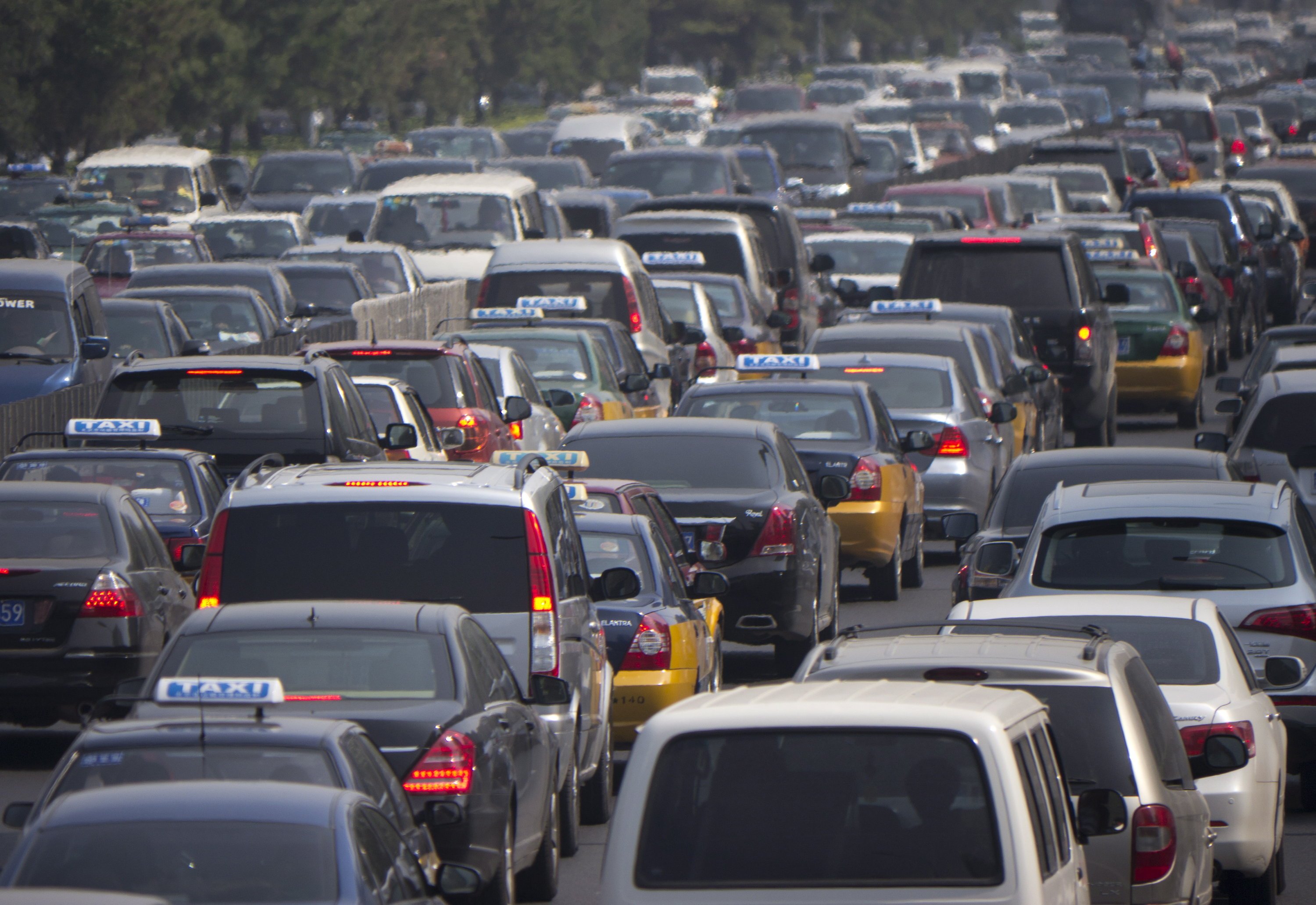 Stau in Peking: Millionen chinesischer Bürger erfüllten sich in den letzten Jahren den Traum vom eigenen Auto. Die Folge: riesige Staus. China investiert deswegen 500 Milliarden Euro in das Straßenbahnnetz.