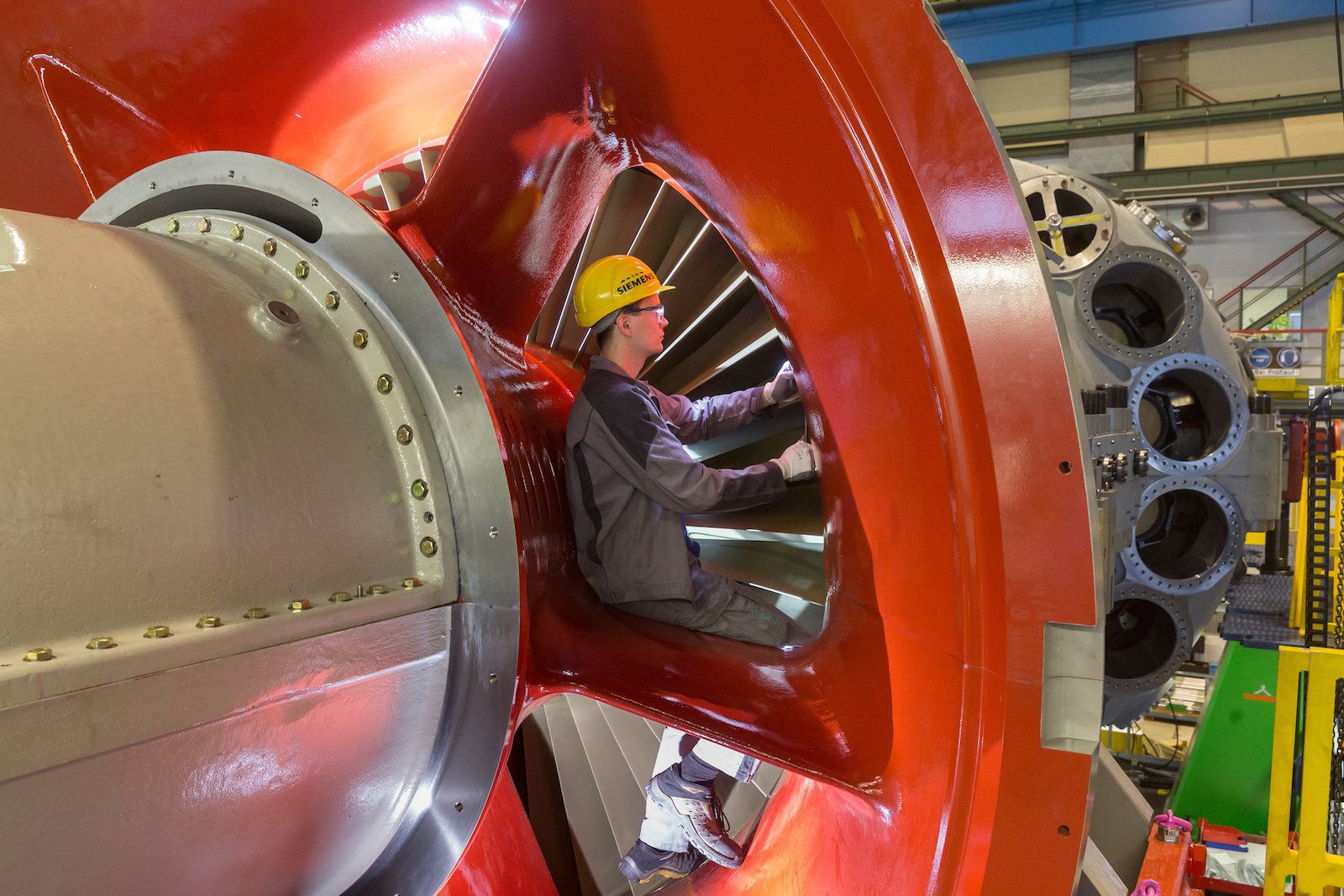  Ein Siemens-Mitarbeiter bei der Radialspaltmessung an der Leitschaufel im Verdichterbereich der Gasturbine.