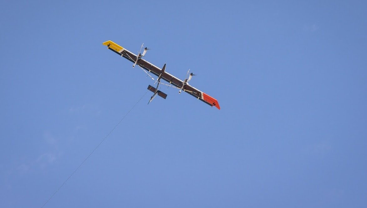 Makani zieht seine Kreise in der Luft. Zu sehen ist auch das Kabel, mit dem die gewinne Energie auf die Bodenstation übertragen wird. 