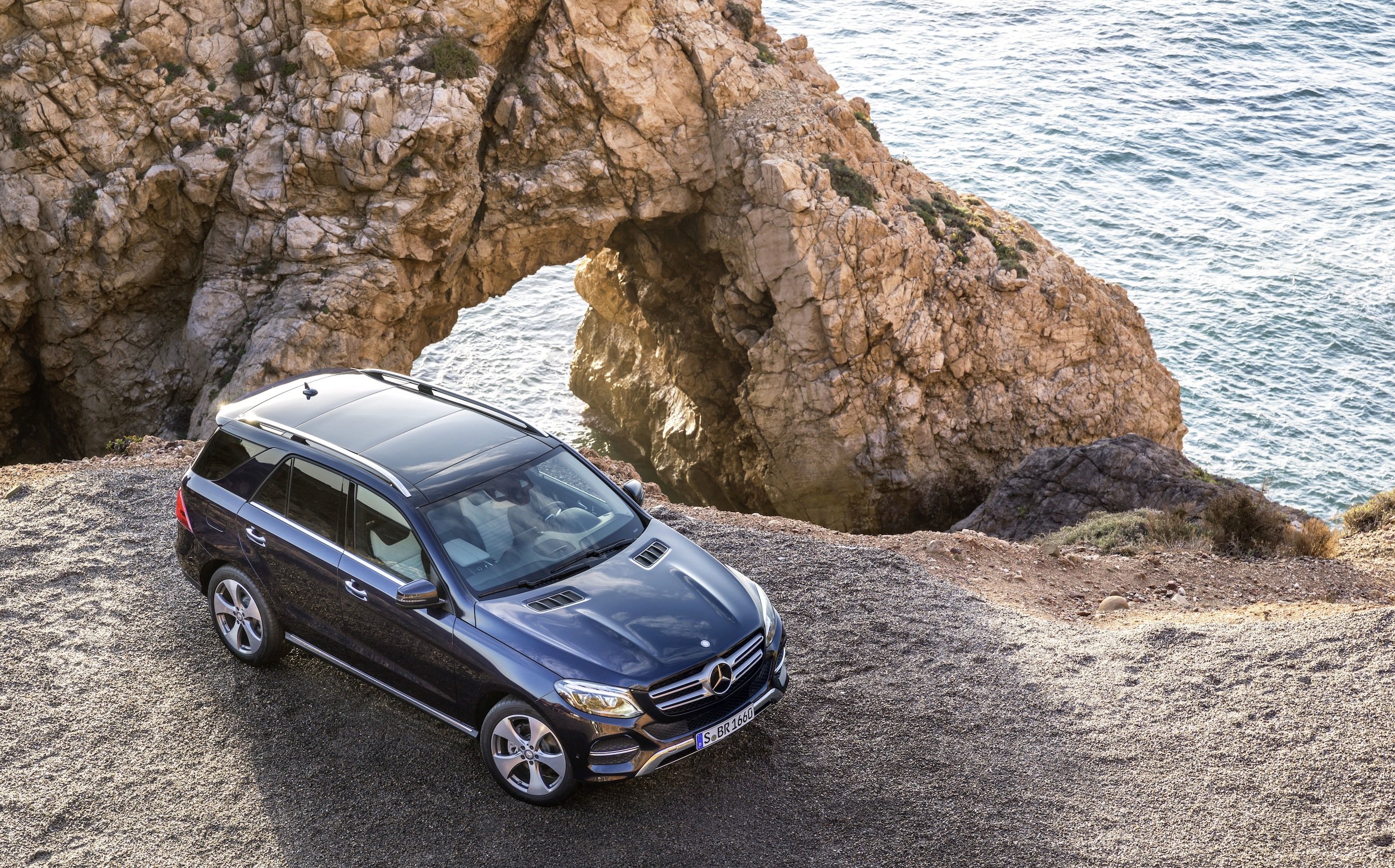 Der GLE, geparkt mit Blick aufs Meer: Als Hybrid soll der neue Mercedes GLE die Leistung eines V8-Motors mit dem Verbrauch eines Kleinwagens verbinden.