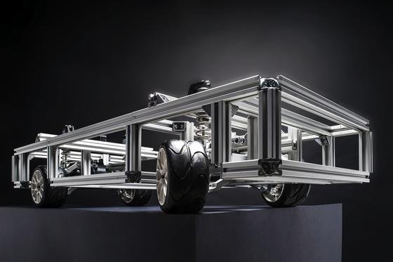 An diesem Modell erproben Ingenieure des KIT und des Automobilzulieferers Schaeffler, wie man ein Auto nur über den Radnabenantrieb eines Autos steuern kann.