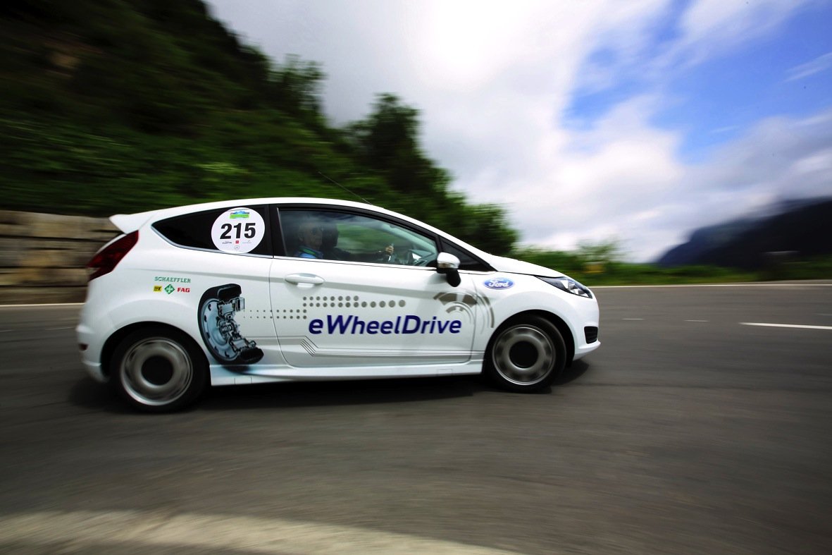 2013 präsentierte Schaeffler den sehr kompakten Radnabenantrieb E-Wheel-Drive am Beispiel eines Ford Fiesta. Das Auto wurde über die beiden Hinterräder angetrieben, brauchte also auch einen Lenkkraftverstärker. Der soll nun über eine intelligente Steuerung aller vier Räder überflüssig werden.