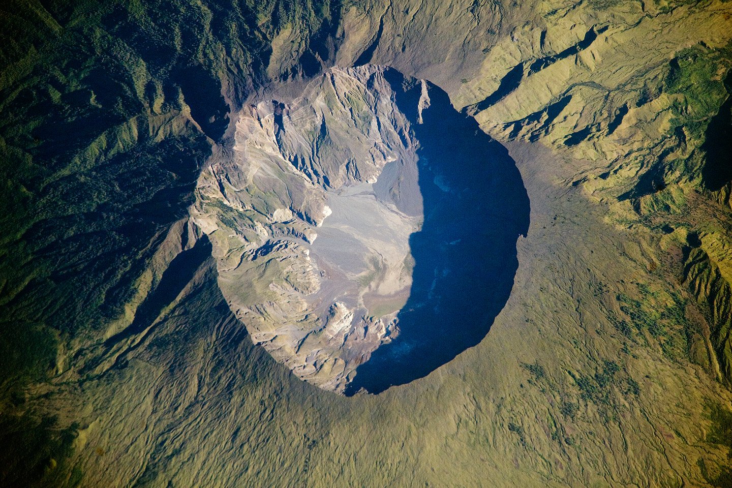 Der Krater des Vulkans Tambora auf der indonesischen Insel Sumbawa: Vor der Explosion ragte der Tambora 4.300 Meter in den Himmel. Aktuell ist er nur noch 2850 Meter hoch, ein beispielloser Masseverlust. 