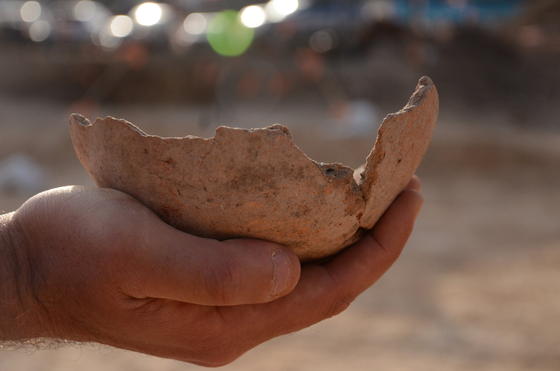 Ende März 2015 wurde am Rande der israelischen Großstadt Tel Aviv bei einer archäologischen Grabung dieses Fragment einer bronzezeitlichen Tonschale gefunden. Sie entstand ungefähr 3500 Jahre vor Christus. 