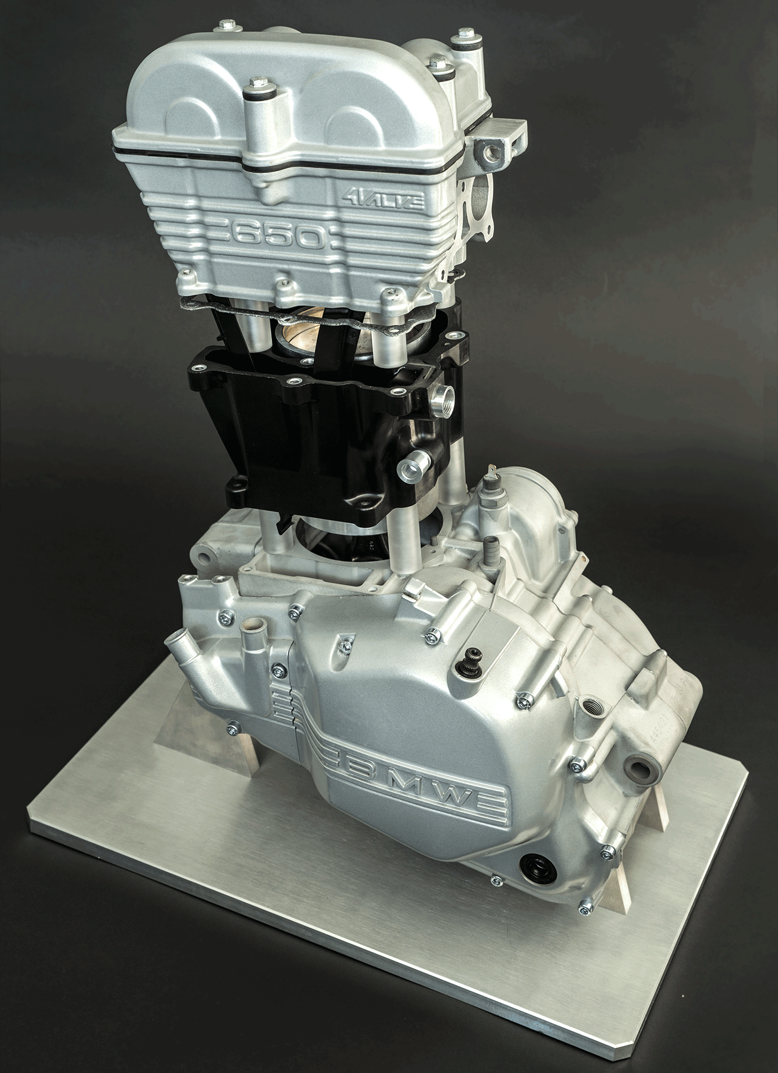 Der Forschungsmotor aus Kunststoff mit eingebautem Leichtbau-Zylindergehäuse: Das Bild zeigt einen Modellmotor, der auf der Hannover Messe gezeigt wird.
