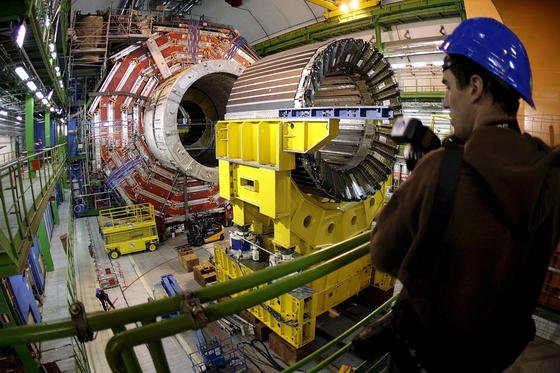 Der Teilchenbeschleuniger LHC ist jetzt noch stärker: In zwei Monaten sollen Protonen mit 13 statt bislang acht Teraelektronenvolt aufeinanderprallen. In den Zerfallsproduktionen hoffen die Forscher Hinweise auf Dunkle Materie zu finden. 