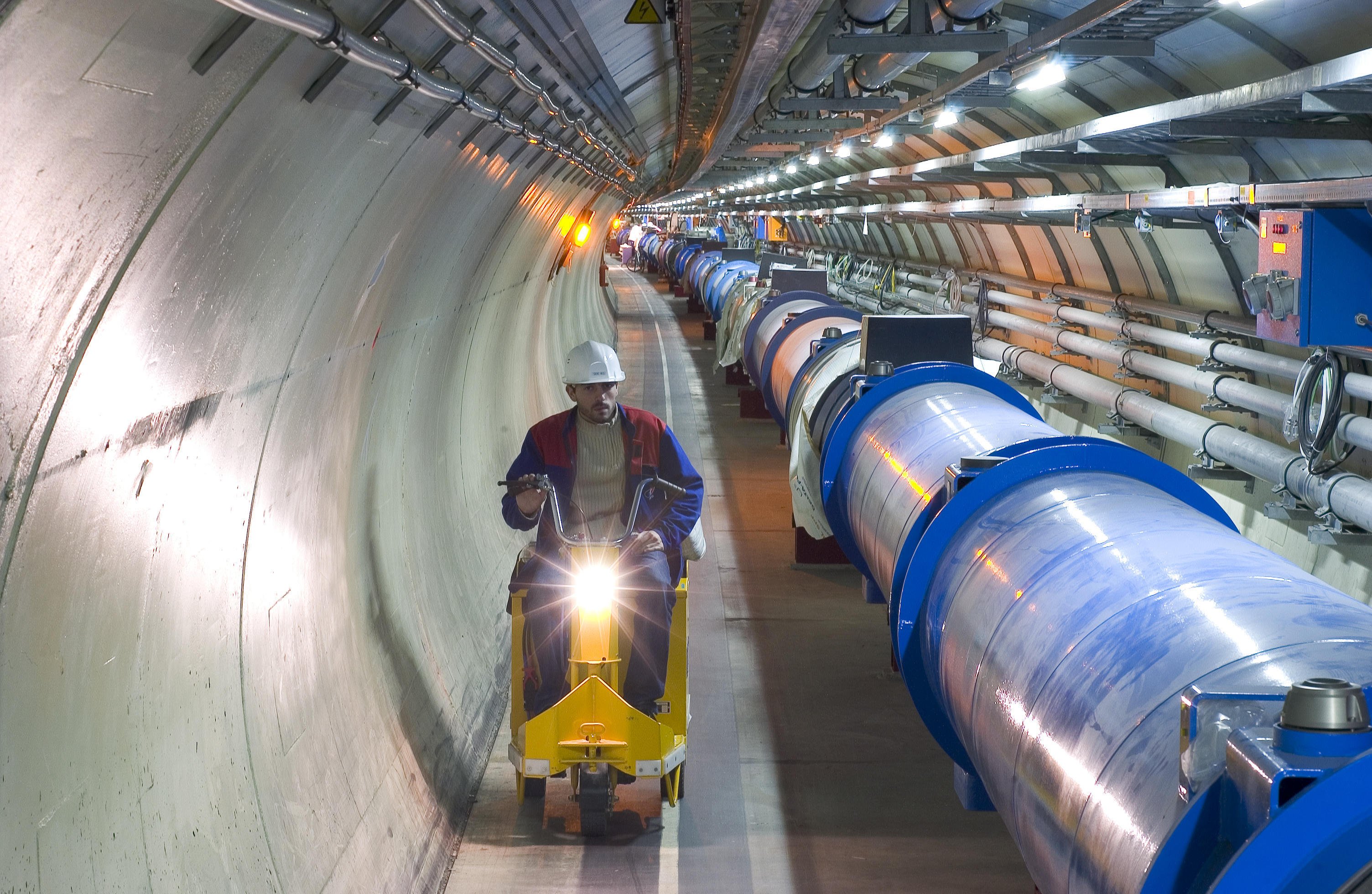 Unter der Erde liegt die 27 Kilometer lange Ringbahn des Teilchenbeschleunigers LHC. Durch sie düsen die Protonenstrahlen mit annähernder Lichtgeschwindigkeit und prallen schließlich aufeinander.