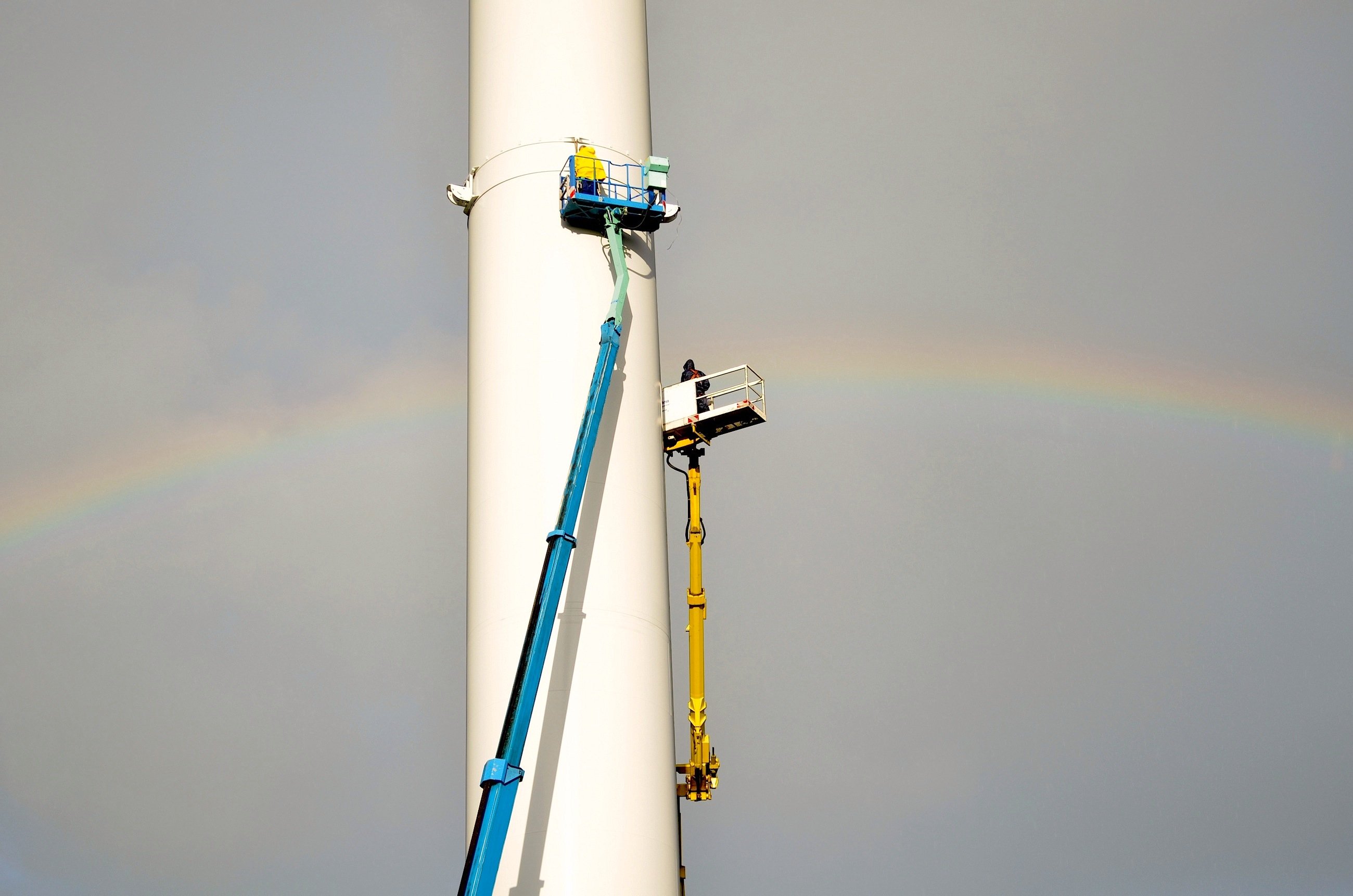 Servicemitarbeiter des Energieversorgers Enertrag montieren im Windpark Langenhorn den zweiten Spannring, an dem eines der Radarsysteme befestigt werden soll. Das System schaltet die roten Warnleuchten nur ein, wenn sich ein Flugzeug nähert.