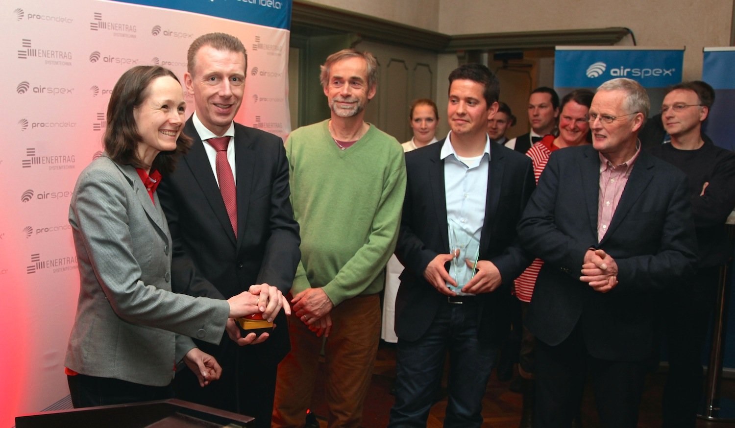 Die schleswig-holsteinische Staatssekretärin Ingrid Nestle (l.) und Manager des Energieversorgers Enertrag haben das neue Befeuerungssystem im Windpark Ockholm-Langenhorn in Betrieb genommen.