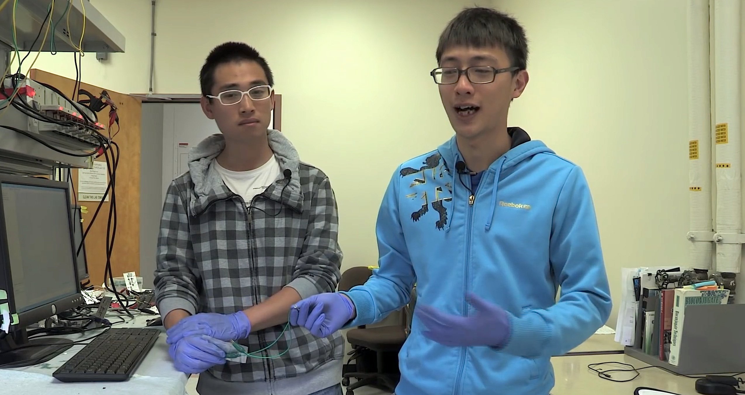 Stanford-Professor Hongjie Dai (l.) und Doktorand Yingpeng Wu haben den flexiblen und leistungsfähigen Akku aus Aluminium entwickelt.