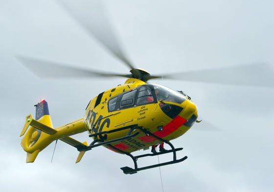 Hubschrauber der ADAC Luftrettung: Besonders im Anflug können kleine Hobby-Drohnen zur Gefahr werden, weil kaum Platz zum Ausweichen ist, warnt der Automobilclub. 