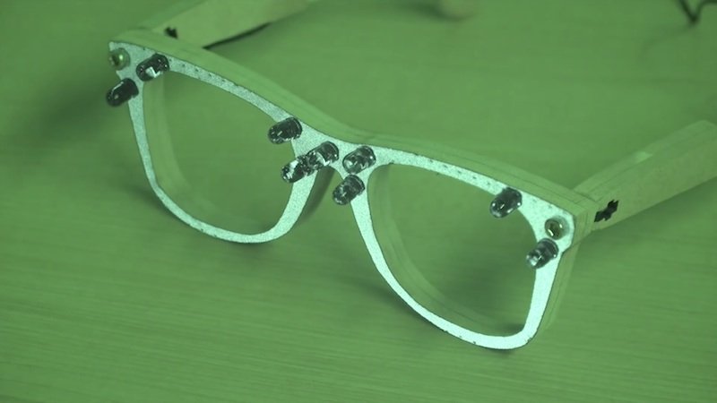 Die Fassung der AVG-Brille ist mit einem retro-reflektierenden Material beschichtet. 