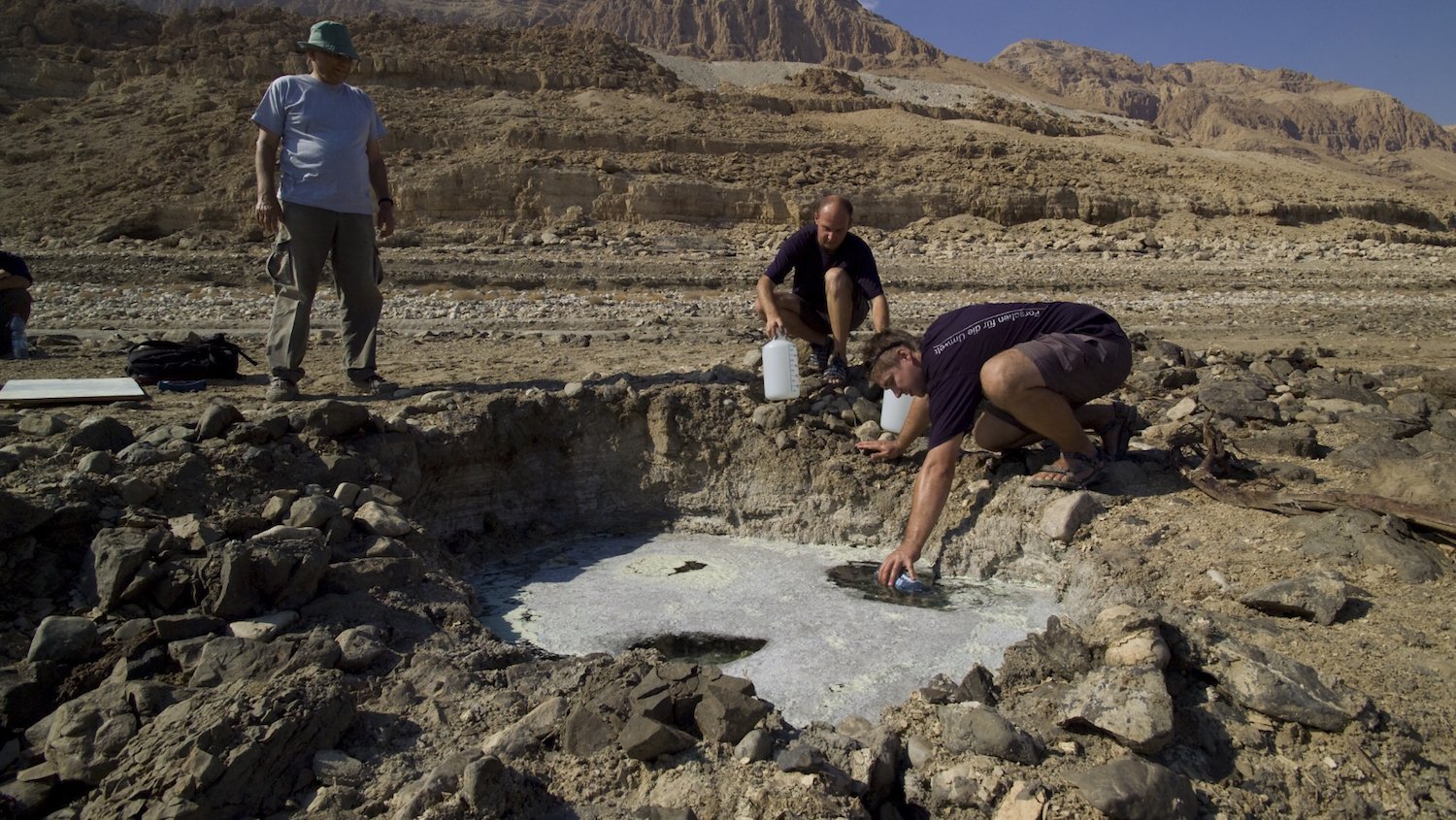 Wissenschaftler des Leipziger Helmholtz-Zentrums für Umweltforschung (UFZ) nehmen Proben in den Sinkholes am Ufer des Toten Meeres. Sie interessieren sich unter anderem für die Grundwasseraustrittsstellen. 