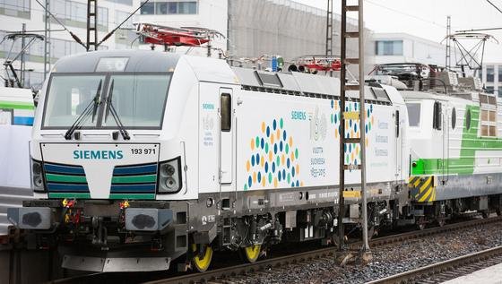 Der erste Vectron für ein Breitspur-Schienennetz im Hauptbahnhof von Helsinki. Er wird in Finnland zahlreiche Testfahrten absolvieren. Die Lok wird im Frühling und Sommer im Einsatz sein. Eine auf die nordischen Winterbedingungen angepasste Version der in Europa eingesetzten Vectron-Lok wird ab 2016 nach Finnland geliefert werden.