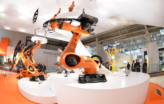 Kuka ist bislang bekannt für seine Industrieroboter, die vor allem in der Autobranche eingesetzt werden. Künftig will das Augsburger Unternehmen offenbar auch Roboter bauen, die zur Pflege eingesetzt werden können. 