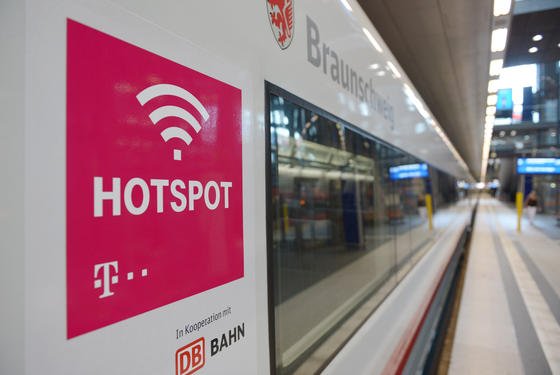 Telekom-Hotspot in einem ICE: Allein die Telekom unterhält rund 300.000 Hotspots in Deutschland. Diese müssen bis 2016 so aufgerüstet werden, dass staatliche Behörden Gespräche und Datenübertragungen abhören können.