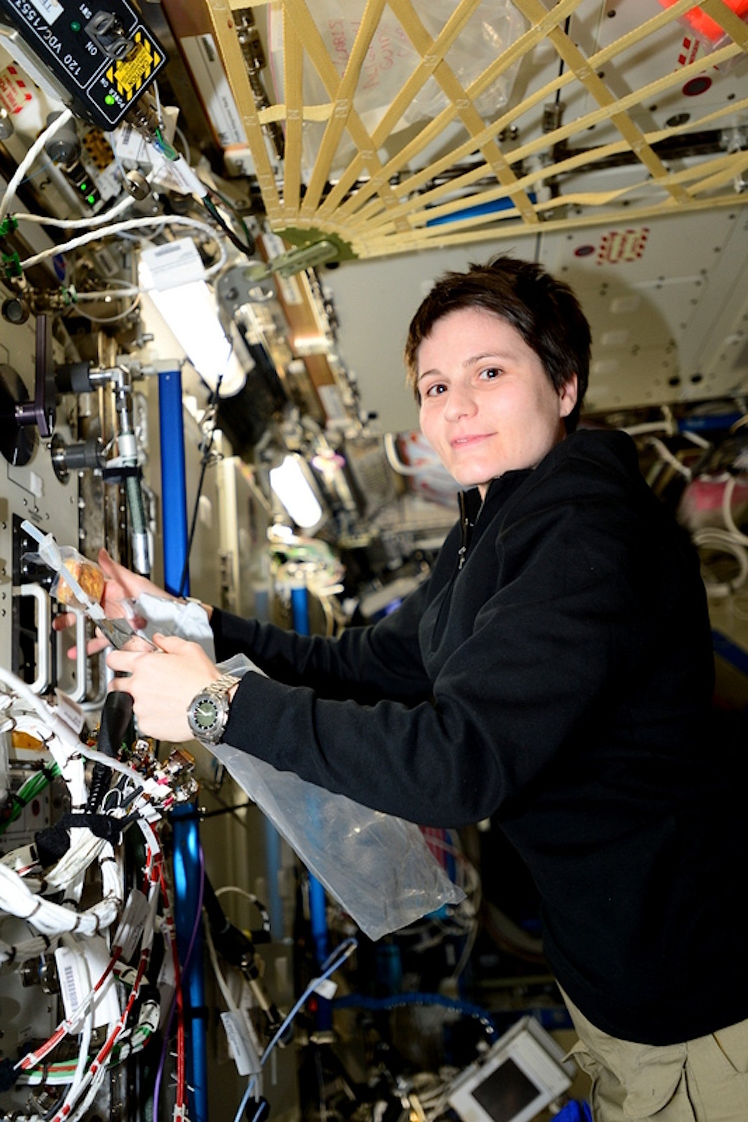 Frühstück mit schwarzem Kaffee aus der Tüte: ESA-Astronautin Samantha Cristoforetti freut sich auf die Espresso-Maschine von Lavazza, die mit dem aktuellen Versorgungsflug auf der ISS eintreffen wird.