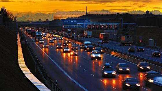 Viel Verkehr wie hier vor München: Staus kosten Zeit, Geld und Nerven und verschmutzen die Umwelt. Mehr als die Hälfte der Menschheit wohnt heute in Städten, ein zusätzliches Viertel pendelt von den Speckgürteln hinein ins Stadtzentrum.