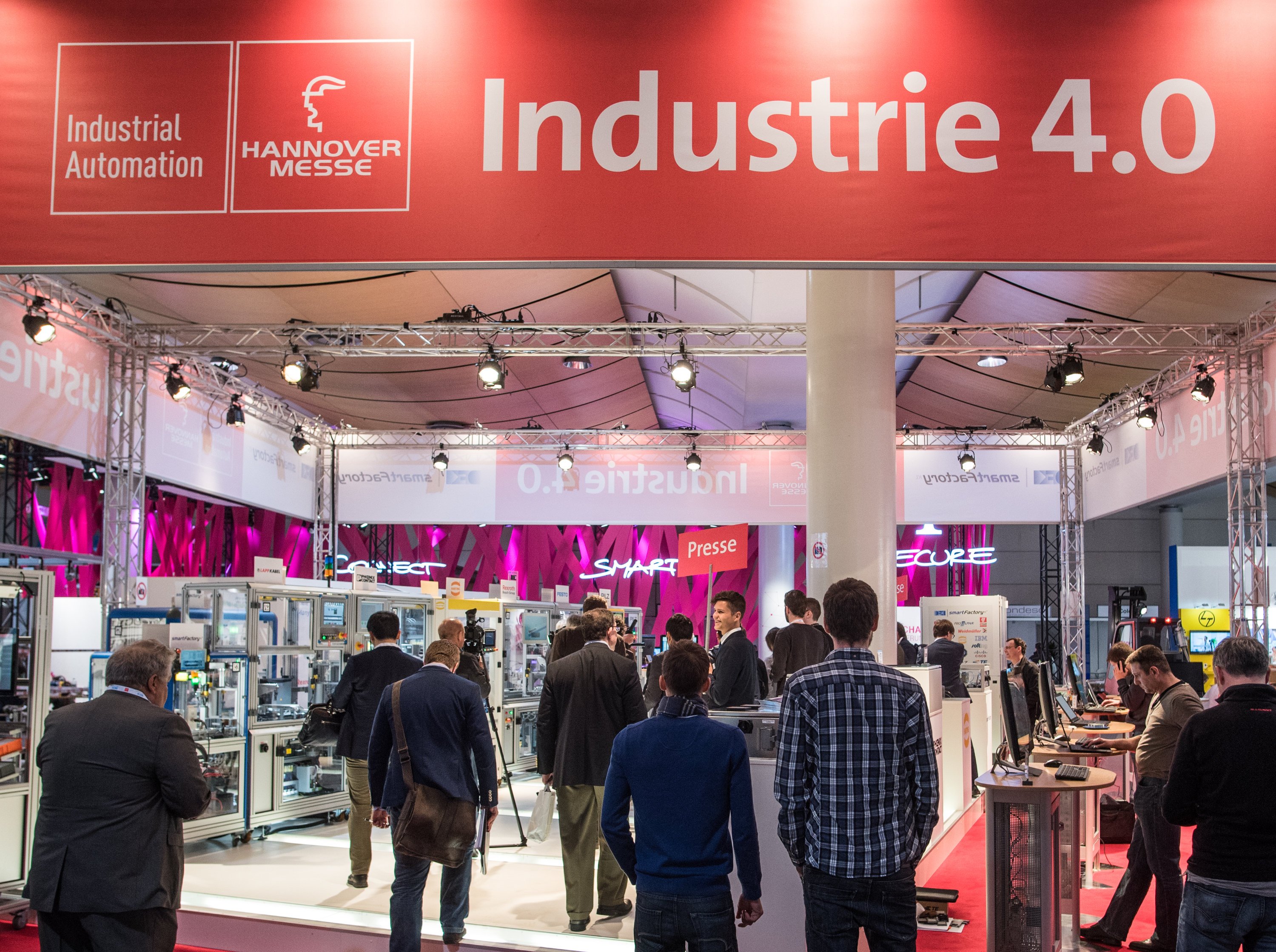 Industrie 4.0 ist das Hauptthema der Hannover Messe: Durch die Vernetzung der Produktion können in Deutschland bis 2018 rund 10.000 hochqualifizierte Arbeitsplätze für Informatikingenieure, Softwaredesigner und Automatisierungstechniker entstehen, erwartet der Branchenverband VDMA. 