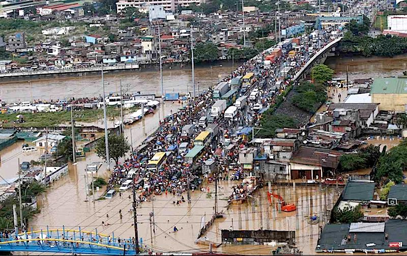 Regelmäßig werden die Philippinen von Überschwemmungen heimgesucht. Dann bricht auch das Verkehrssystem zusammen. Mit einem schwimmenden Dreirad will das Start-up H2O zumindest die Transportprobleme lösen.