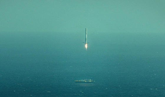 Die Landung war zu hart: Die Falcon9-Rakete des Raumfahrtunternehmens SpaceX trifft beim Versuch im April 2015 zwar die Plattform im Meer, kippt aber anschließend um. 