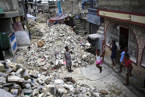 Spielende Kinder in der vom Erdbeben stark beschädigten Hauptstadt Haitis, Port-au-Prince: Mit Hilfe der GPS-Sensoren von Smartphones wollen US-Forscher Erdbeben früher vorhersagen und die Bevölkerung warnen.