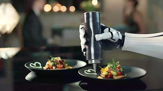 Ein von Roboterhand gezaubertes Menü: Das britische Unternehmen Moley Robotics hat auf der Hannover Messe seinen „Robo-Chef“ vorgestellt. In wenigen Jahren soll die Kochmaschine mit den äußerst sensiblen Händen jedes Wunschgericht zubereiten können.