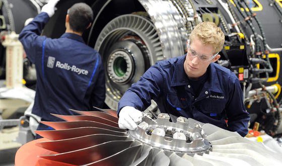 Montage einer Turbine beim Hersteller Rolls-Royce. Künftig sollen Prüfer technische Unterstützung bei der Sichtkontrolle der Turbinenscheiben erhalten. Prüfungen der sensiblen Bauteile wären dann in halber Zeit machbar.   