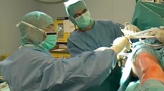 Hüft-OP: Mehr als 200.000 künstliche Hüftgelenke werden allein in Deutschland jährlich implantiert. 