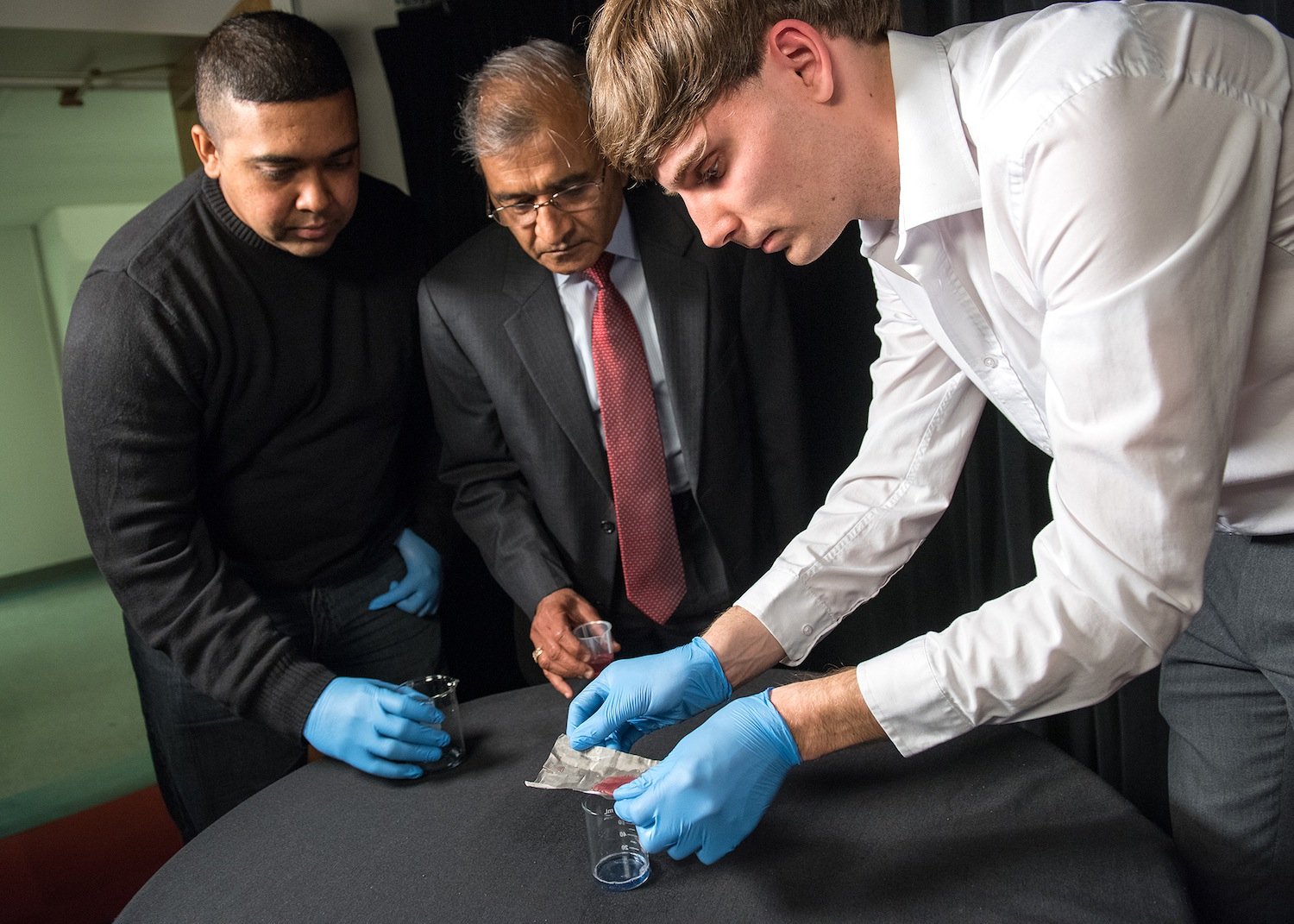 Die Forscher Dave Maharaj (von links), Bharat Bhushan und Philip Brown haben die neue Technologie zur Trennung von Öl von Wasser entwickelt.