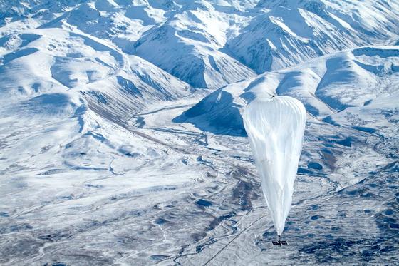Googles Stratosphärenballon Loon im Testflug: In bis zu 30 Kilometer Höhe sollen Tausende Ballons ein Funknetzwerk bilden. 